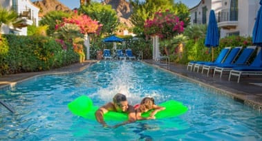 pool_father_daughter_splashing